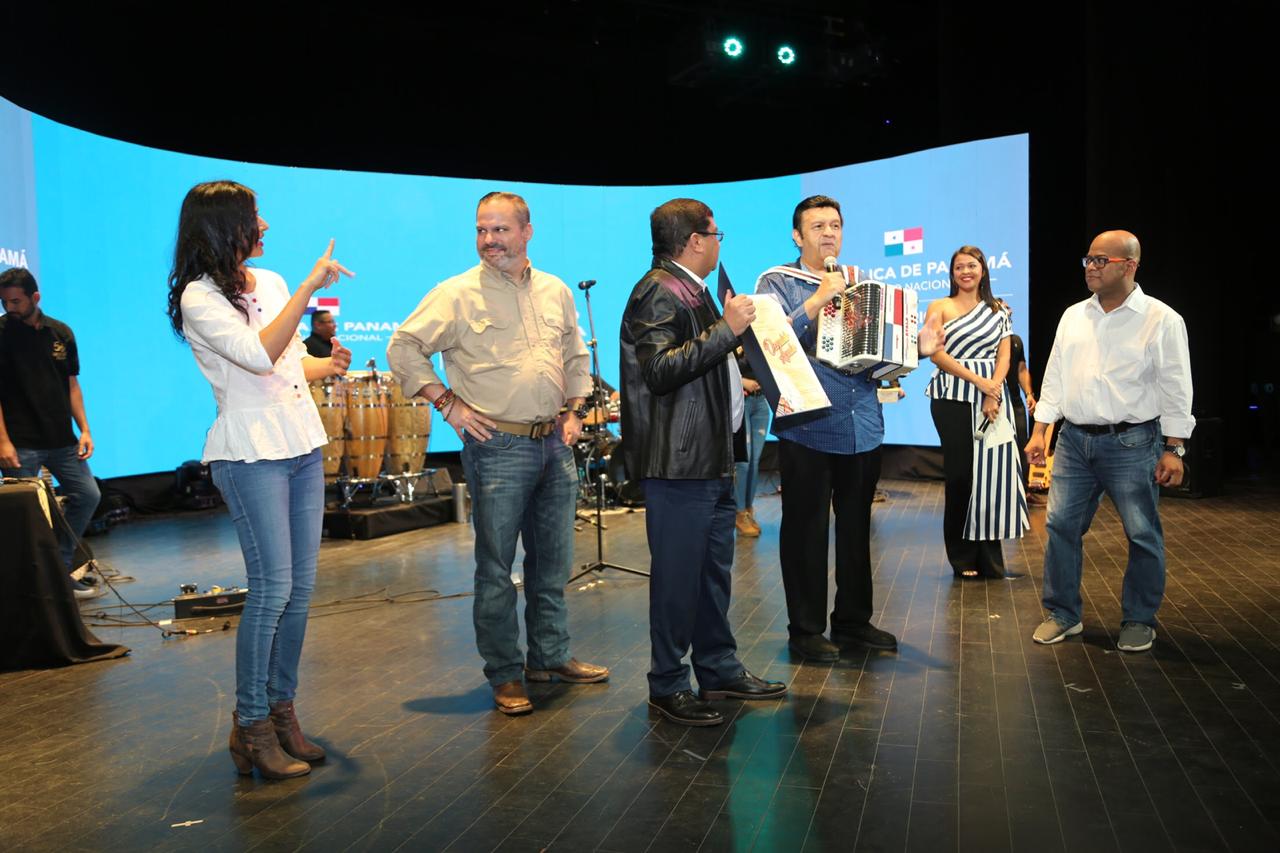 MiCultura At Home recognizes 50 years of Osvaldo Ayala's successful artistic career