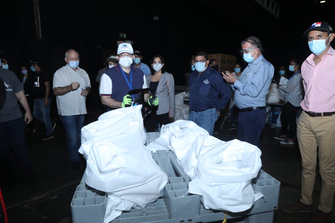 Minister of Culture visits collection centre Panama Solidario at ATLAPA