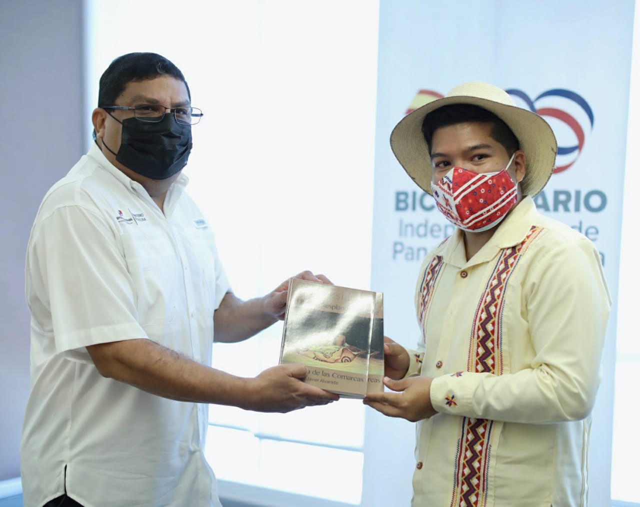 Poemaries by Javier Alvarado, first copies printed under the seal of MiCultura