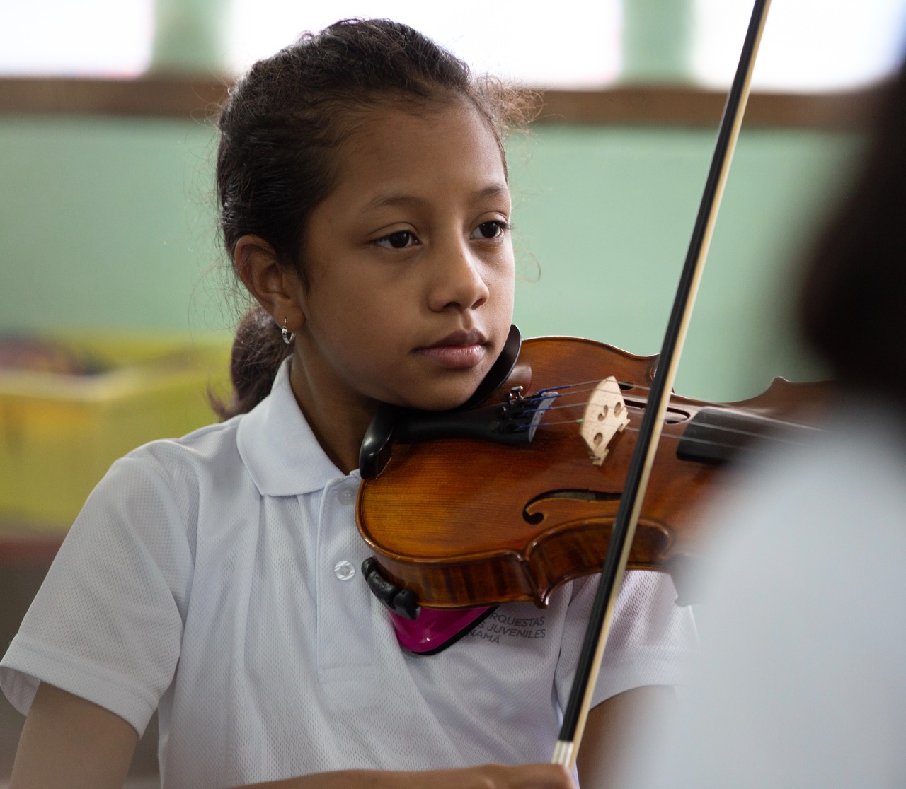 Violinist Panamanian was elected as young interpreter 2020