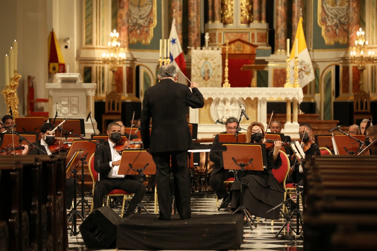 MiCultura at home leads Christmas with family