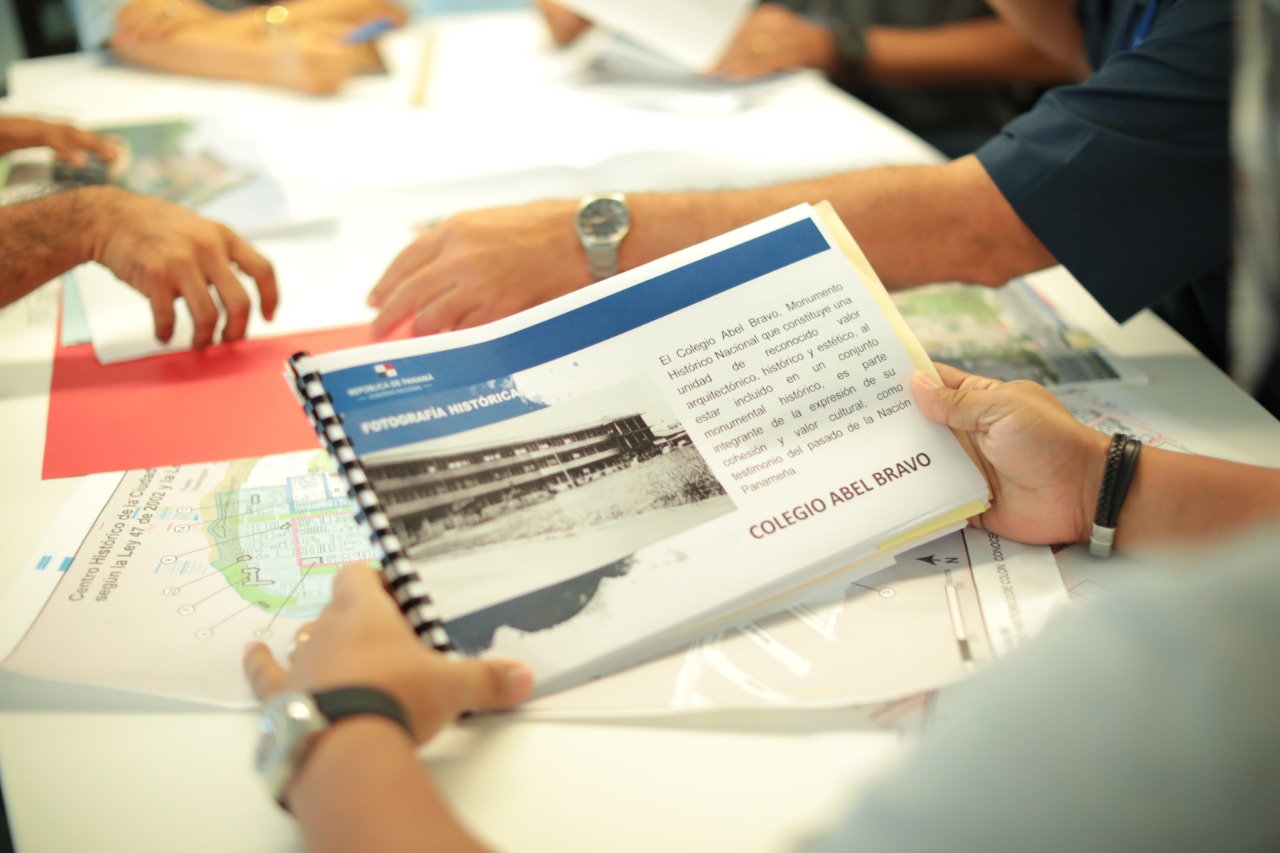 They publish an invitation to tender to restore an old Abel Bravo school and to create the Center for Art and Culture at Colón