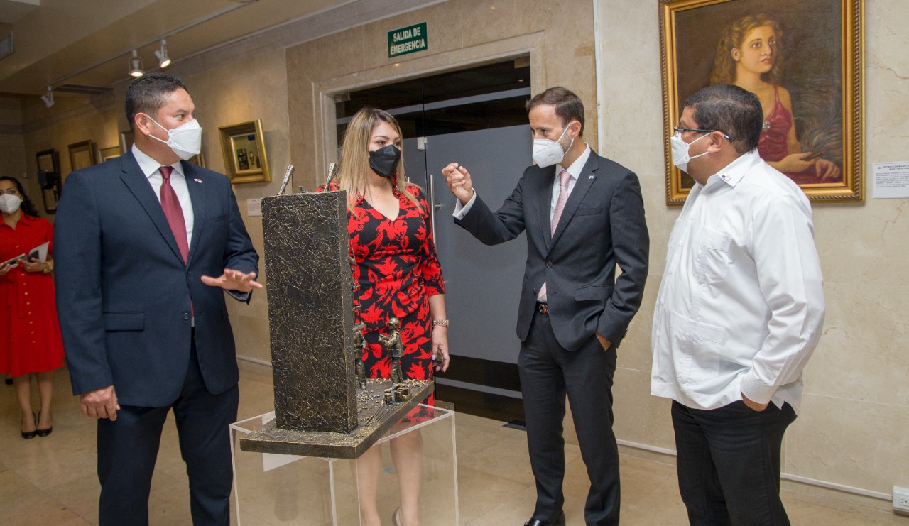 MINISTRO DE CULTURA INAUGURA  EPOSICIÓN ARTÍSTICA EN CAJA DE AHORROS