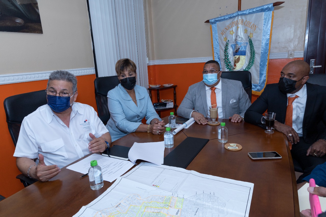 Authorities evaluate building status at Colón