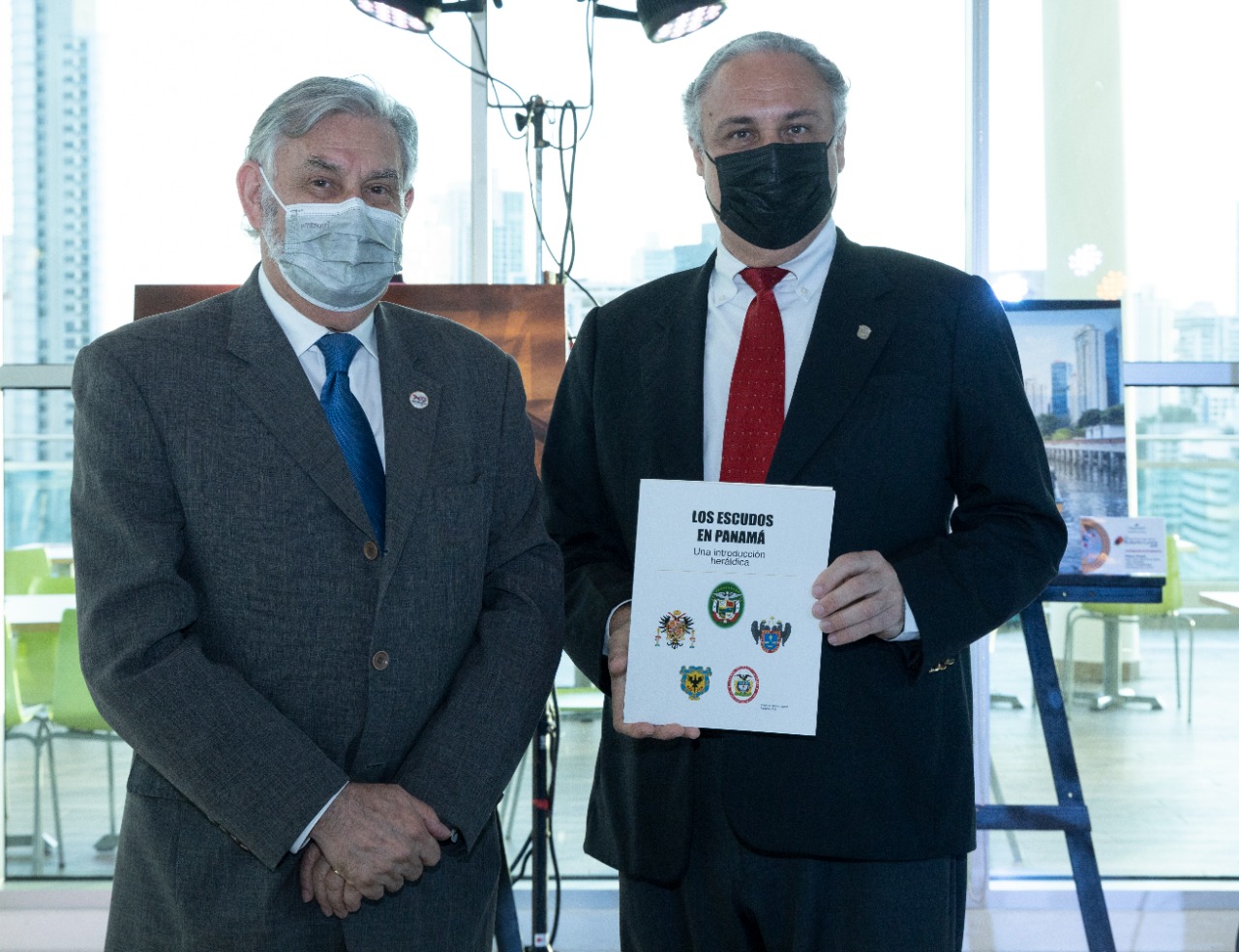 Los Escudos de Panamá libro que apoya la identidad de nuestros símbolos patrios