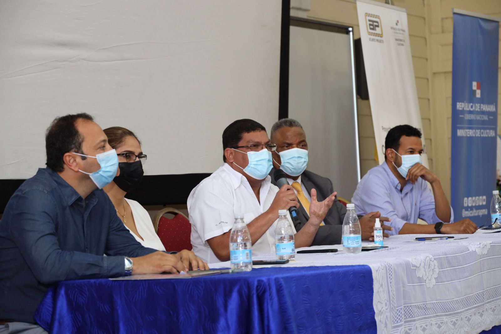 Colonians participate in information session about restoration of the Abel Bravo College