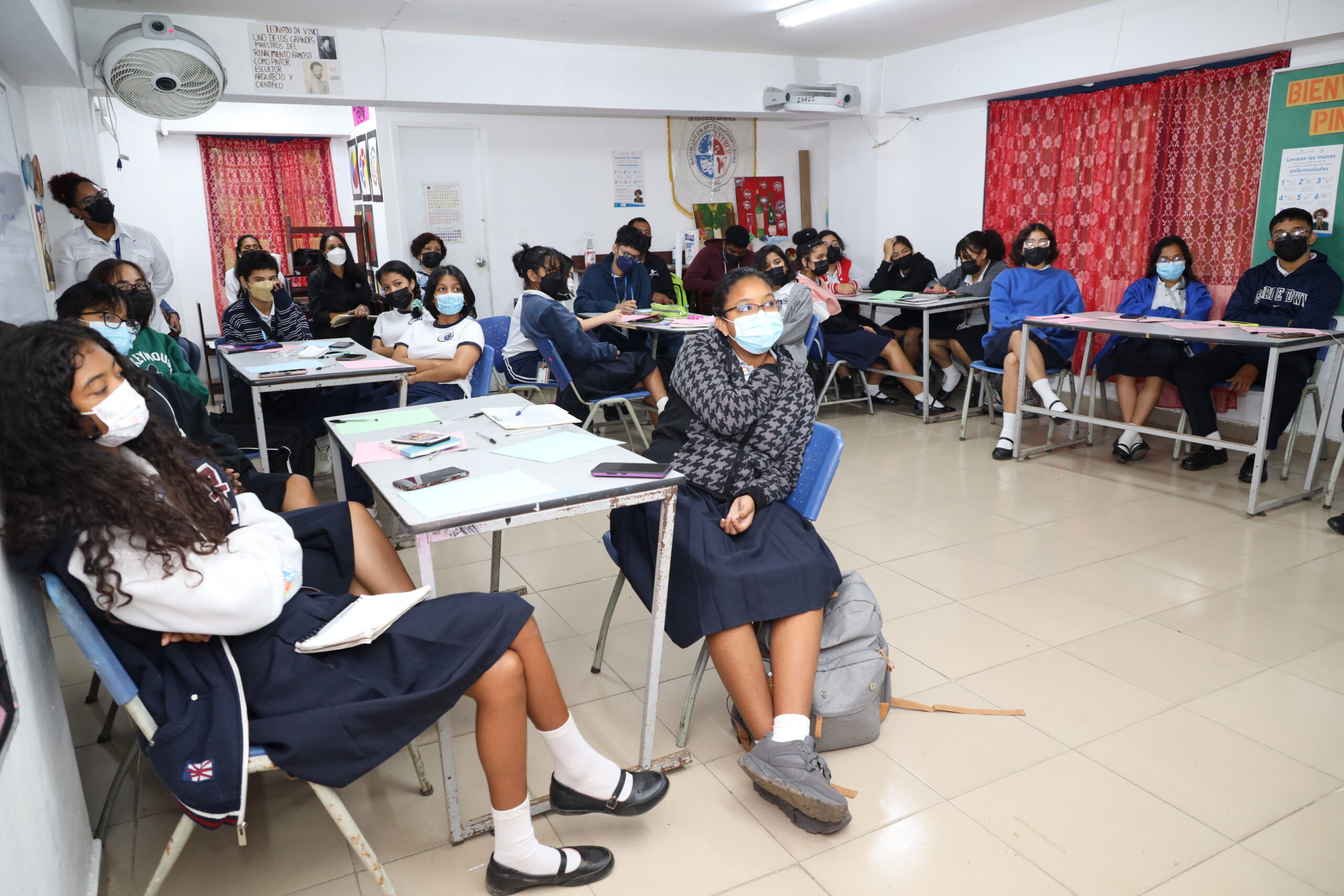 They teach students how to make audiovisual with mobile phones