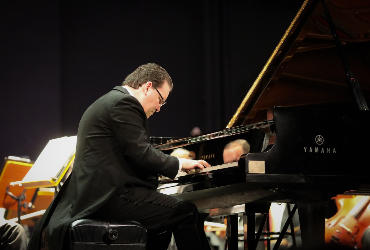 JAVIER RUIZ and THE NATIONAL SINFONIC RECEIVING OVATION IN THE NATIONAL TEAFTER
