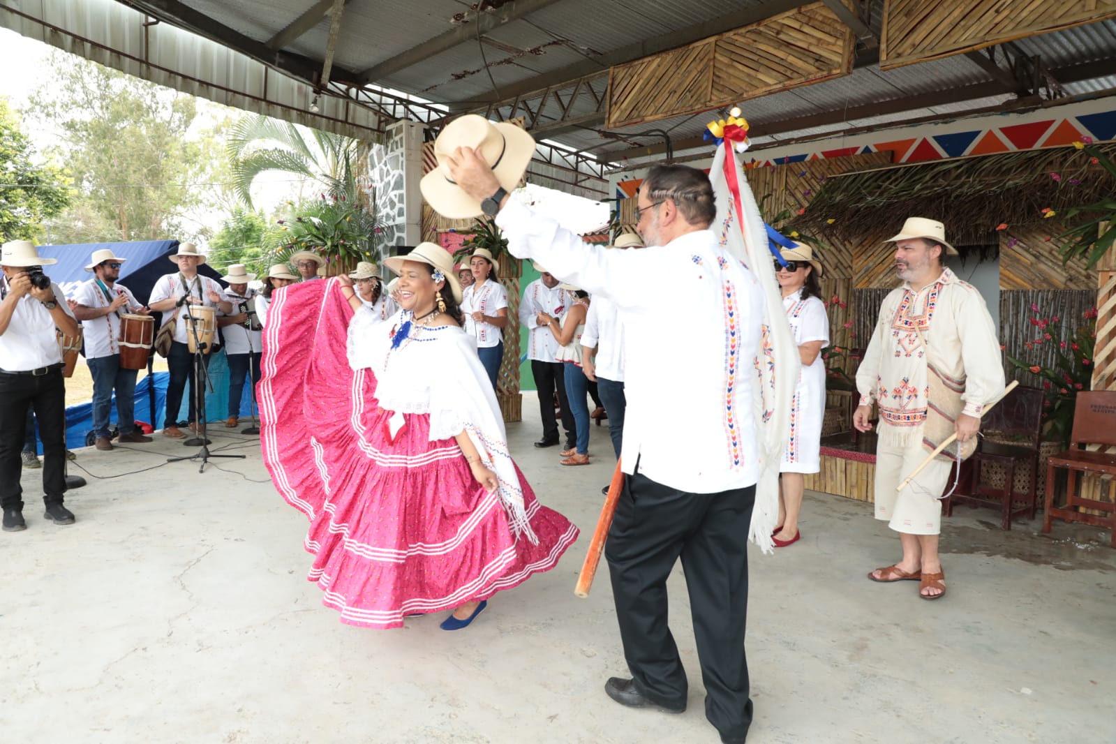 Entre saloma y baile de mejorana se desarrolla el Festival del Manito