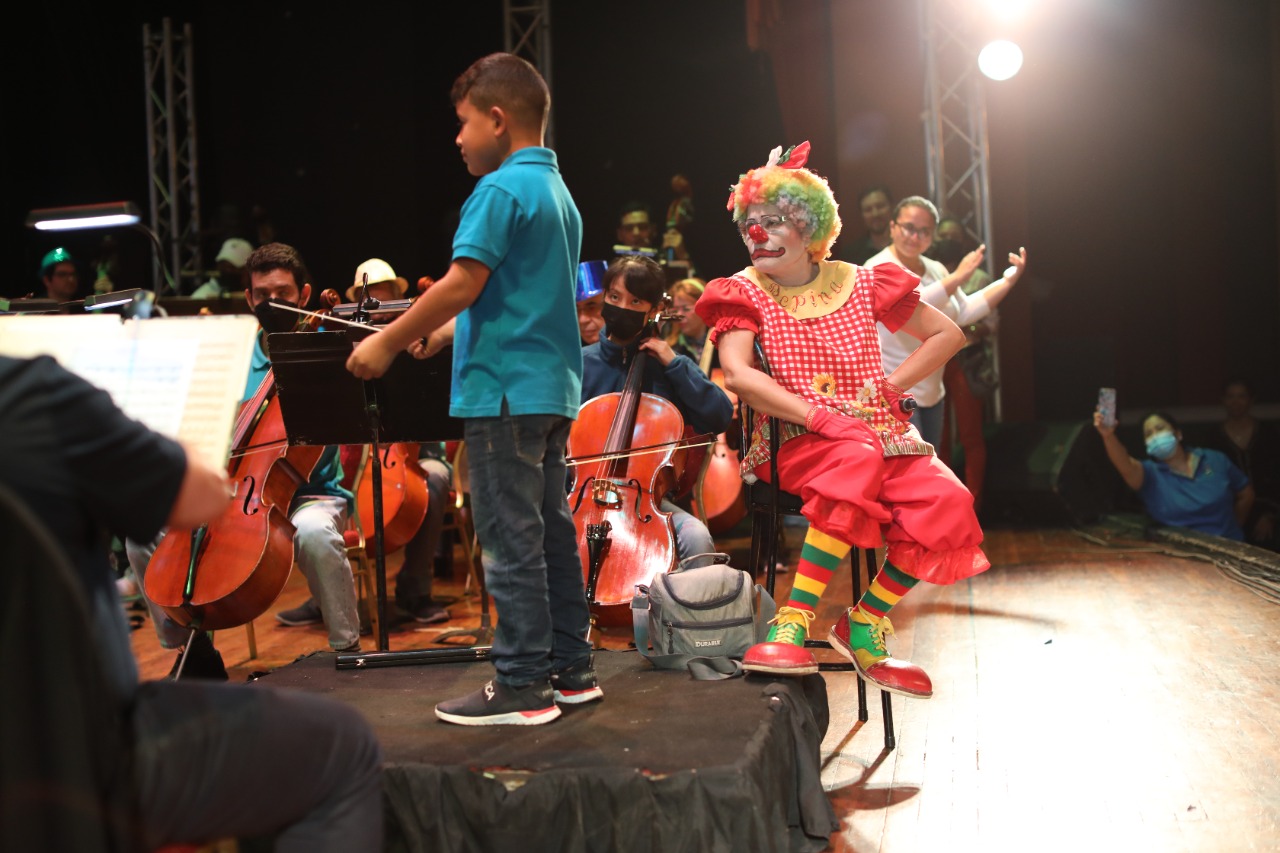 About a thousand students enjoyed "Pedro and the Wolf" with the National Symphony Orchestra and Pepina