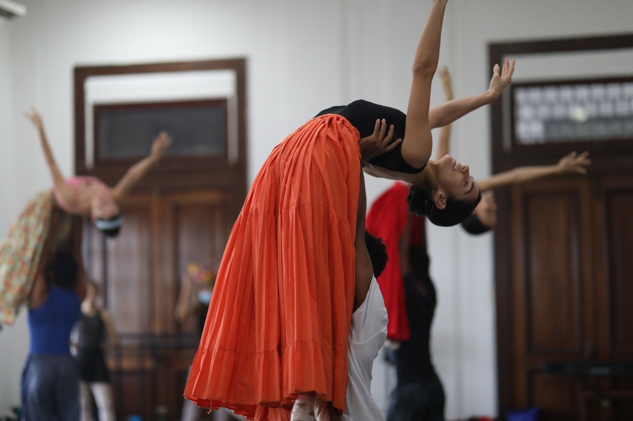 EL BALLET NACIONAL SE VISTE DE PATRIA Y PRESENTA GALA TÍPICA