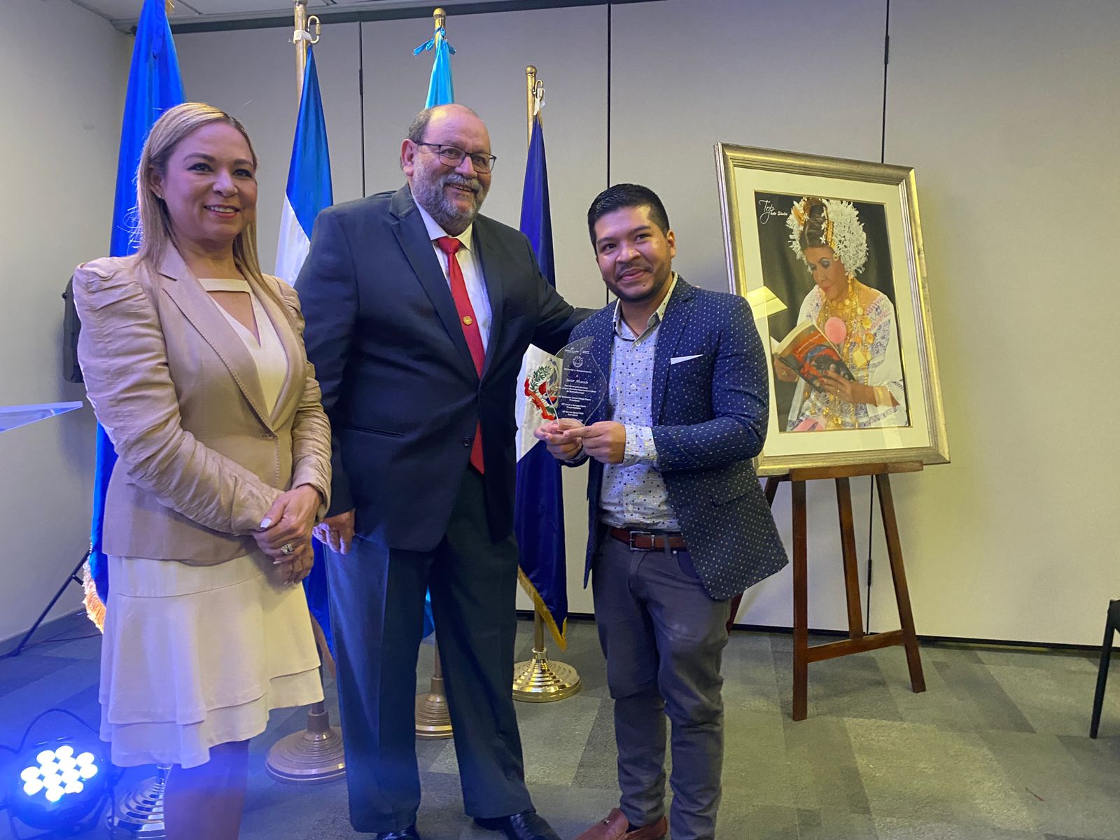 Reconocen a Escritores por sus aportes a la literatura Hispanoamericana