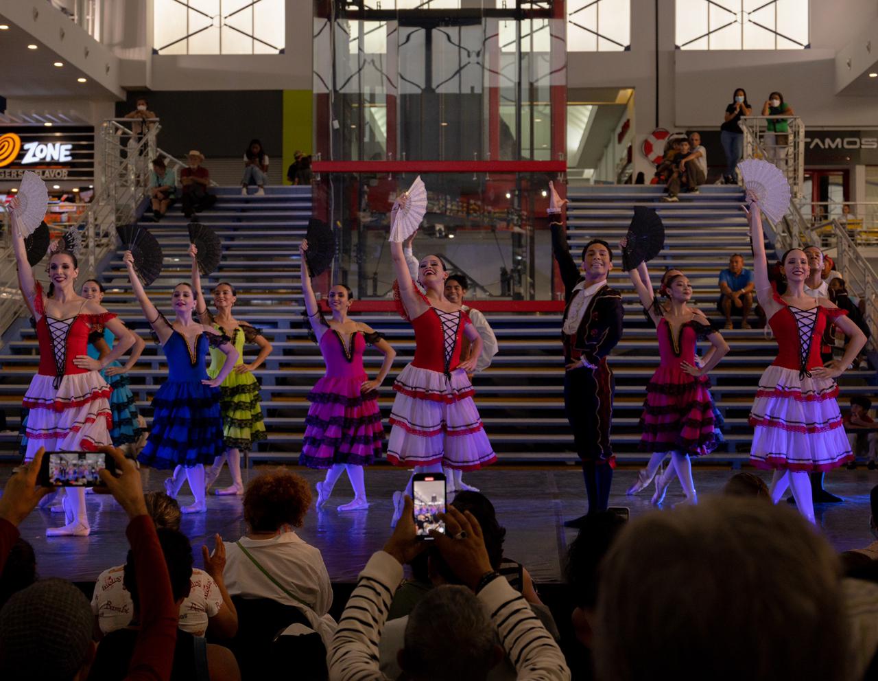 <strong>El Ballet Nacional se apoderó del Centro Comercial Albrook Mall con una mágica presentación</strong>