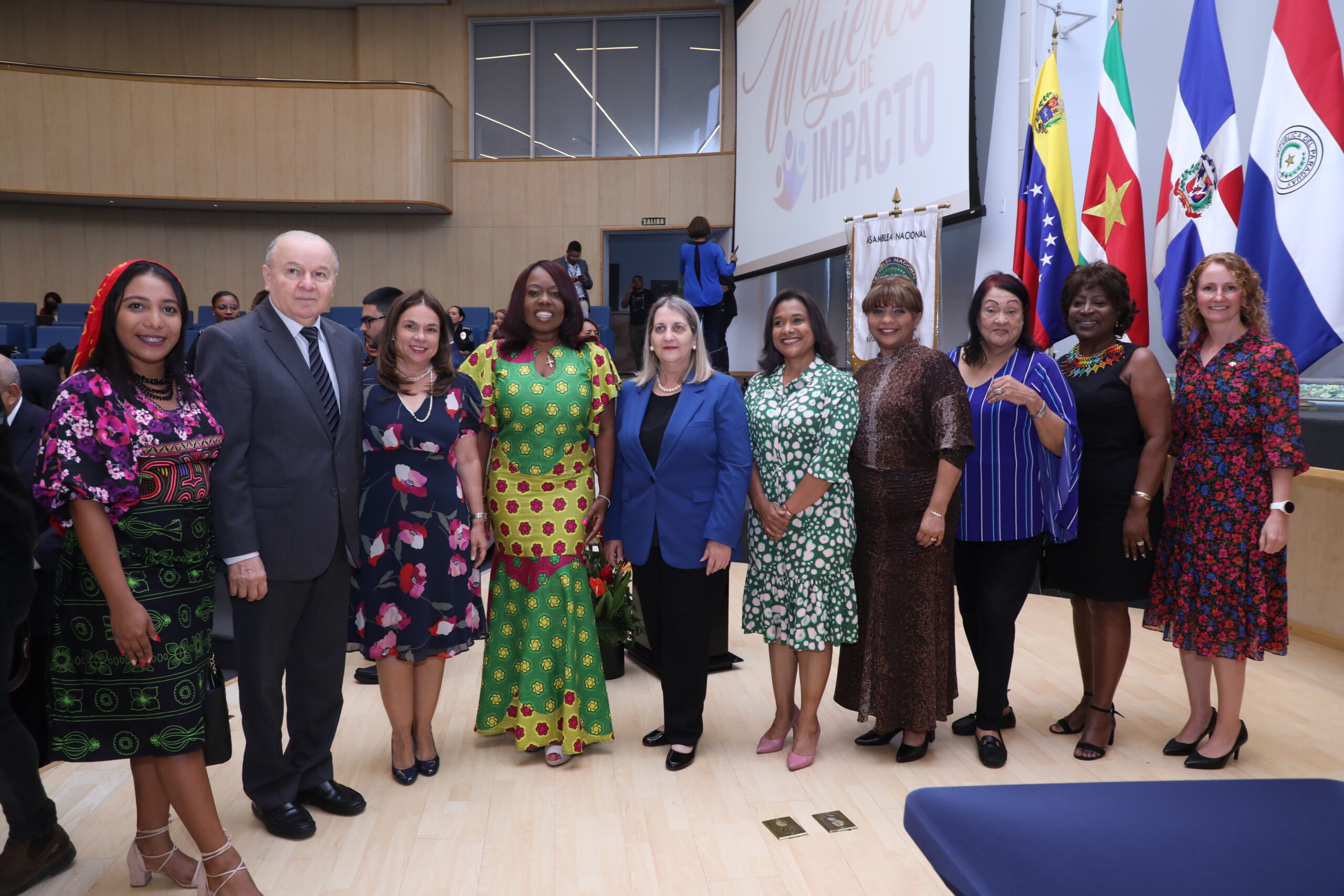 < strong > Minister of Culture participates in Regional Forum < / strong >
