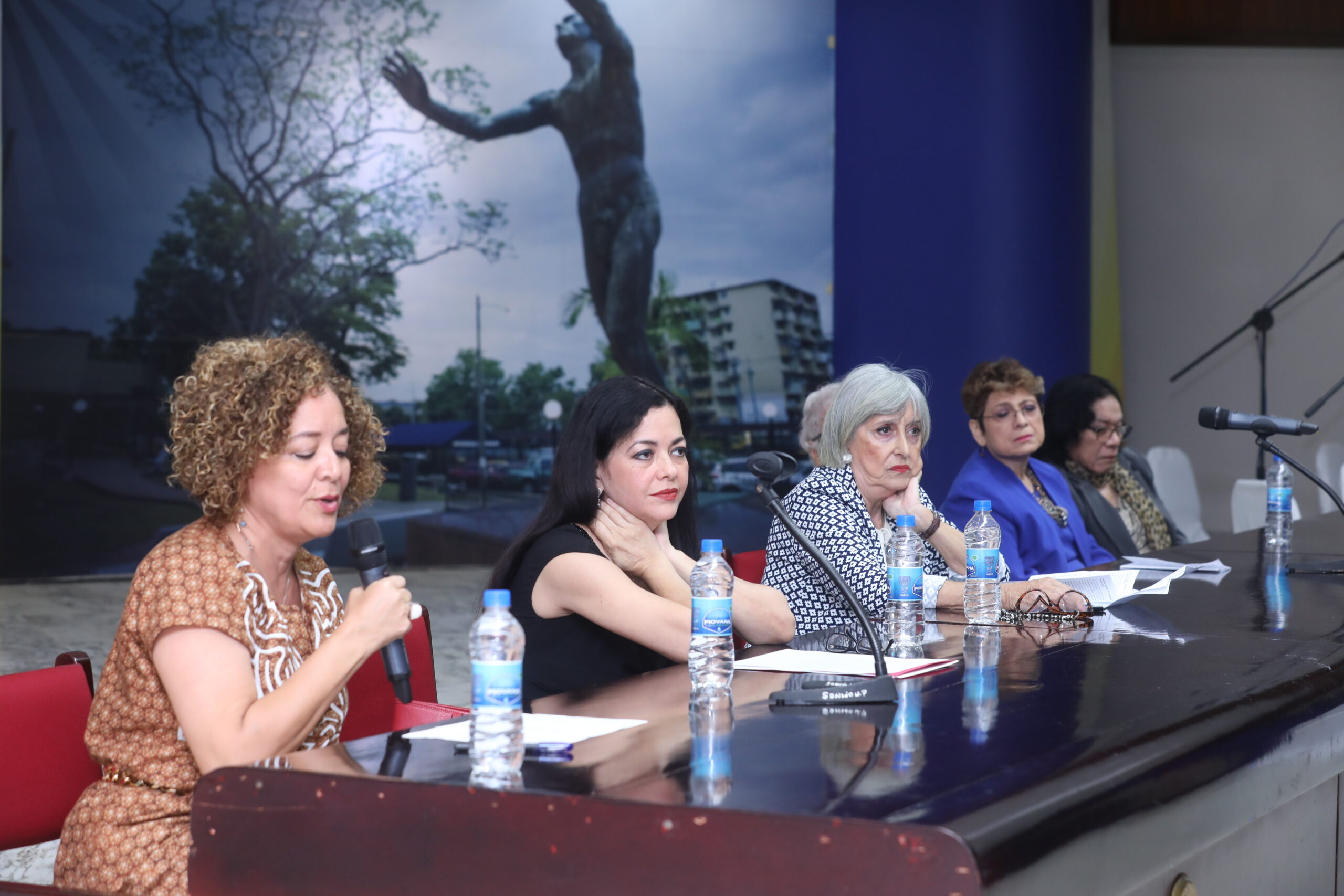 They conduct concurrently to highlight winners of the National Prize for Literature Ricardo Miró