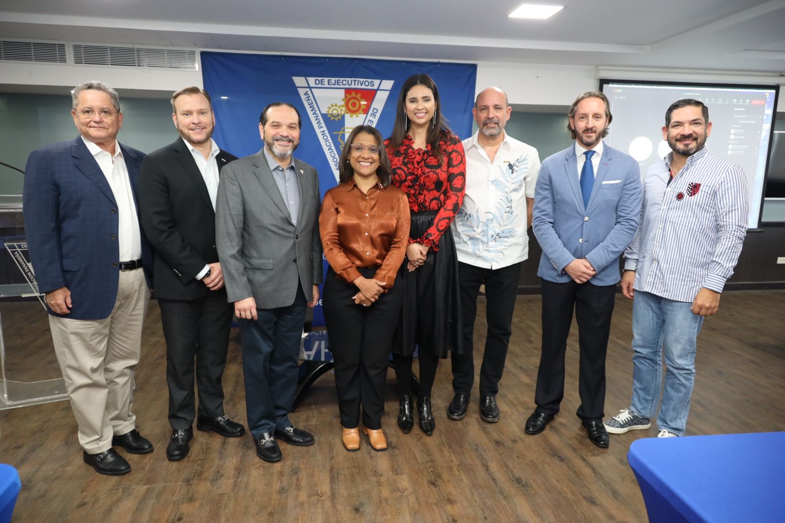< strong > MINISTRA GONZÁLEZ VILLARRUÉ PARTICIVE IN THE MEETING OF THE AFEDE TOURISM < / strong >
