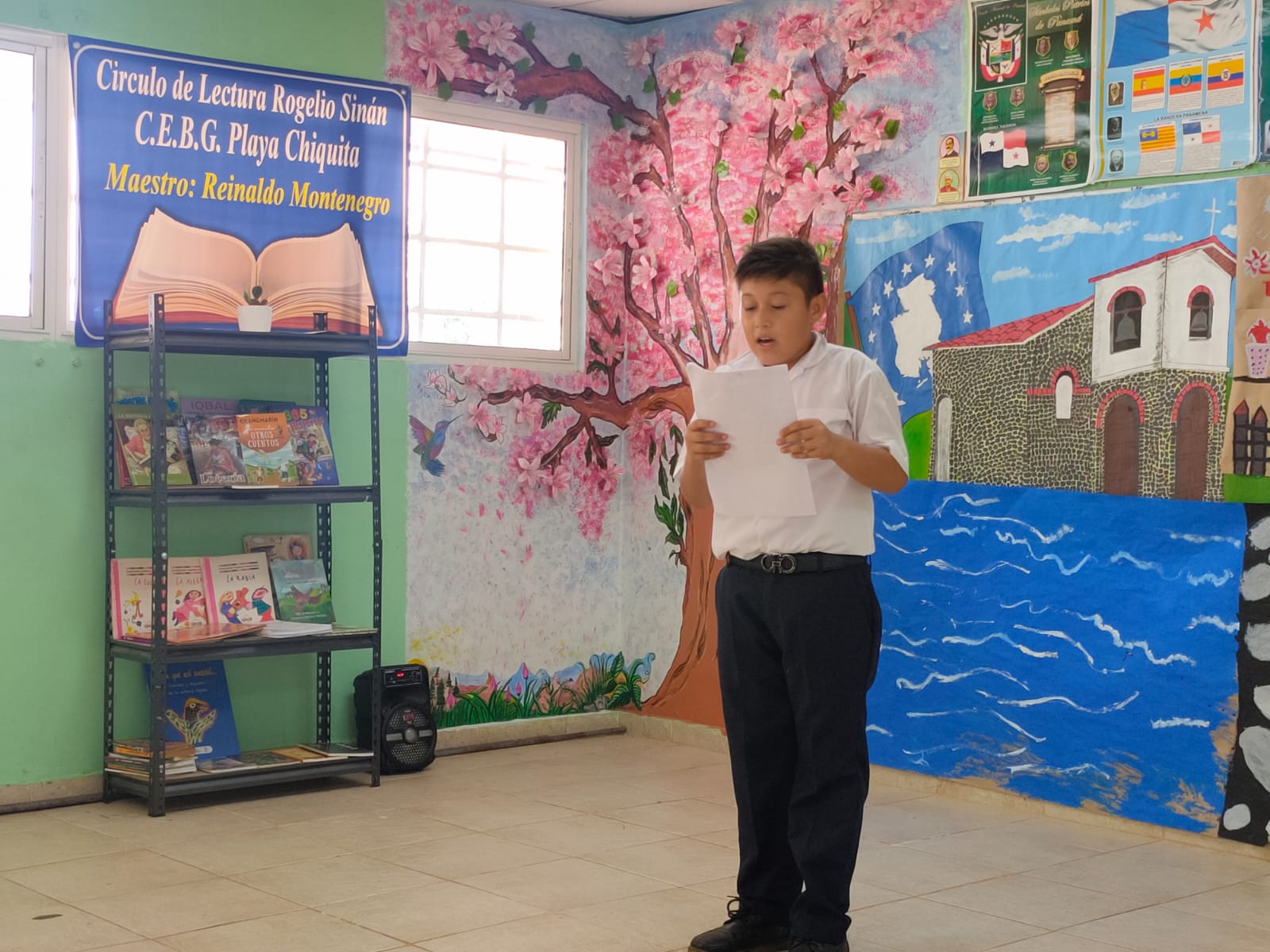 < strong > Students at the Chiquita Beach School at La Chorro celebrate Writer's Day < / strong >