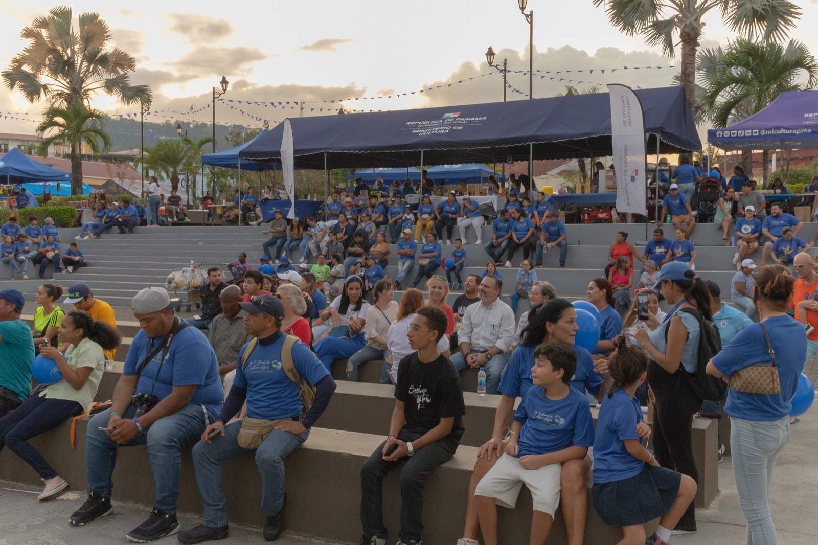 Piazza V Centenario had a blue party to close the month of Autism