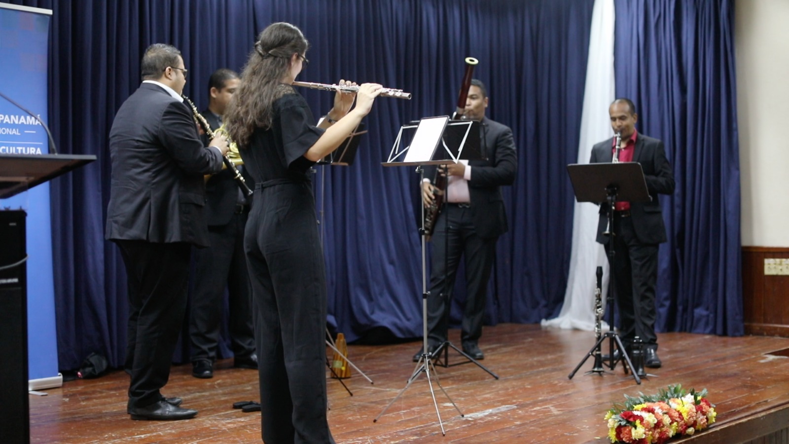 < strong > UNIVERSITARIOS DIFRUTAN FROM CAMARA MUSIC < / strong >