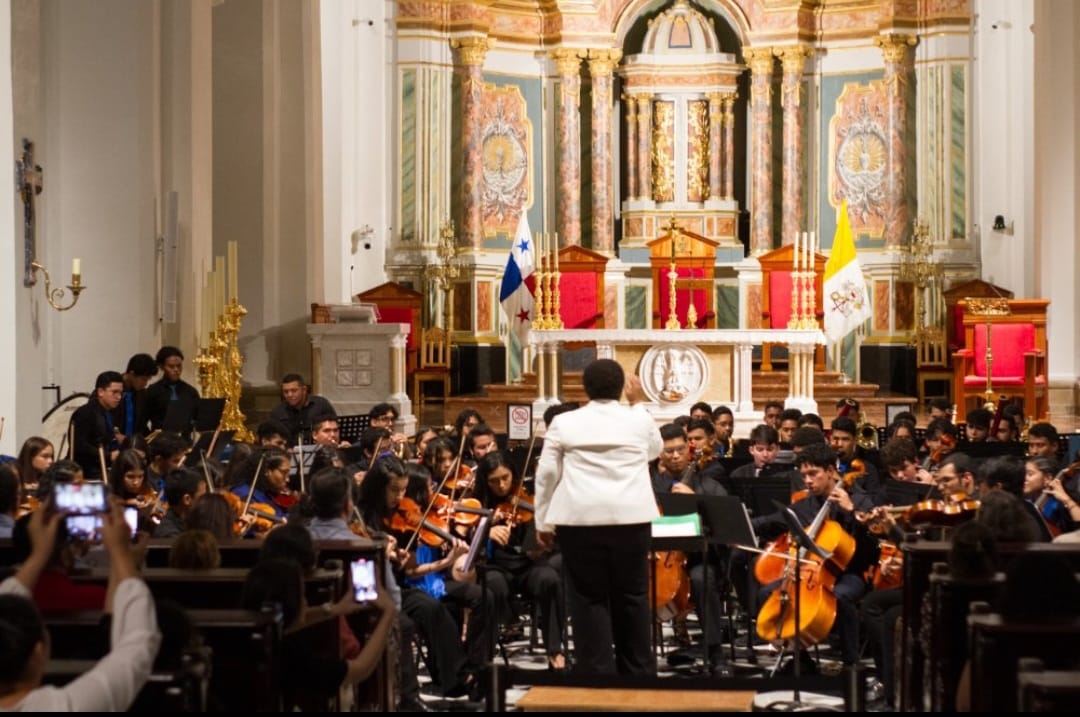 < strong > Members of Panama's Network of Orchestra and Youth Choirs captivate the public at a concert at the Metropolitan Cathedral < / strong >