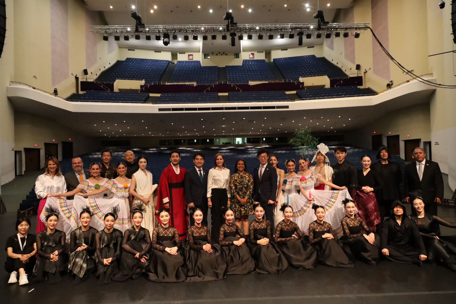 < strong > The art, music and folklore of Korea and Panama have been merged into a single stage < / strong >