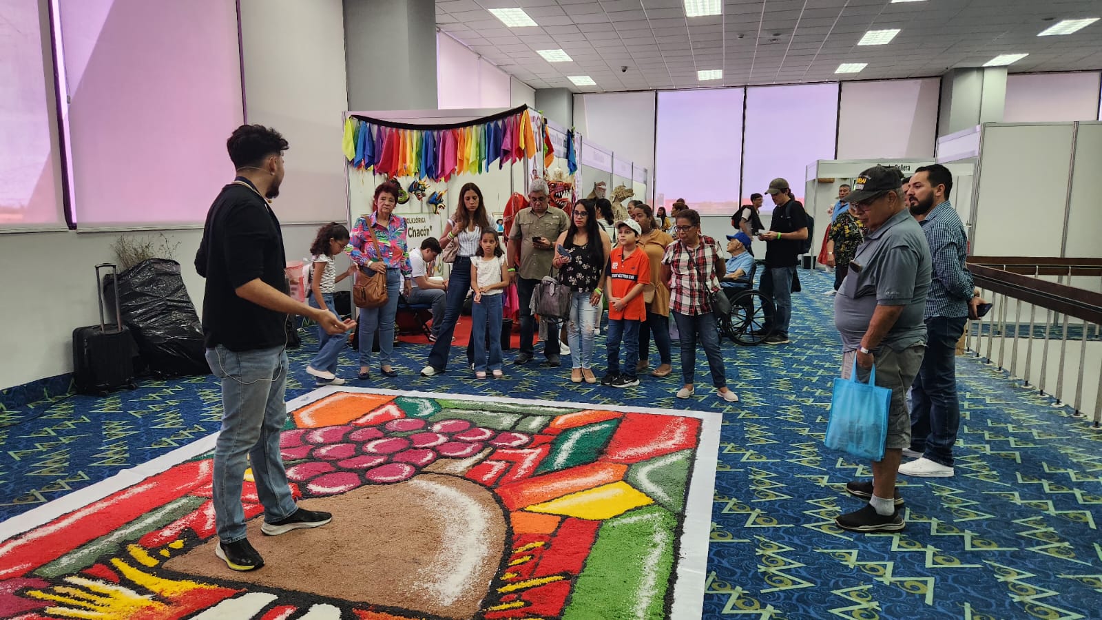 < strong > The National Crafts Fair continues with success in a party atmosphere and commercial connections < / strong >