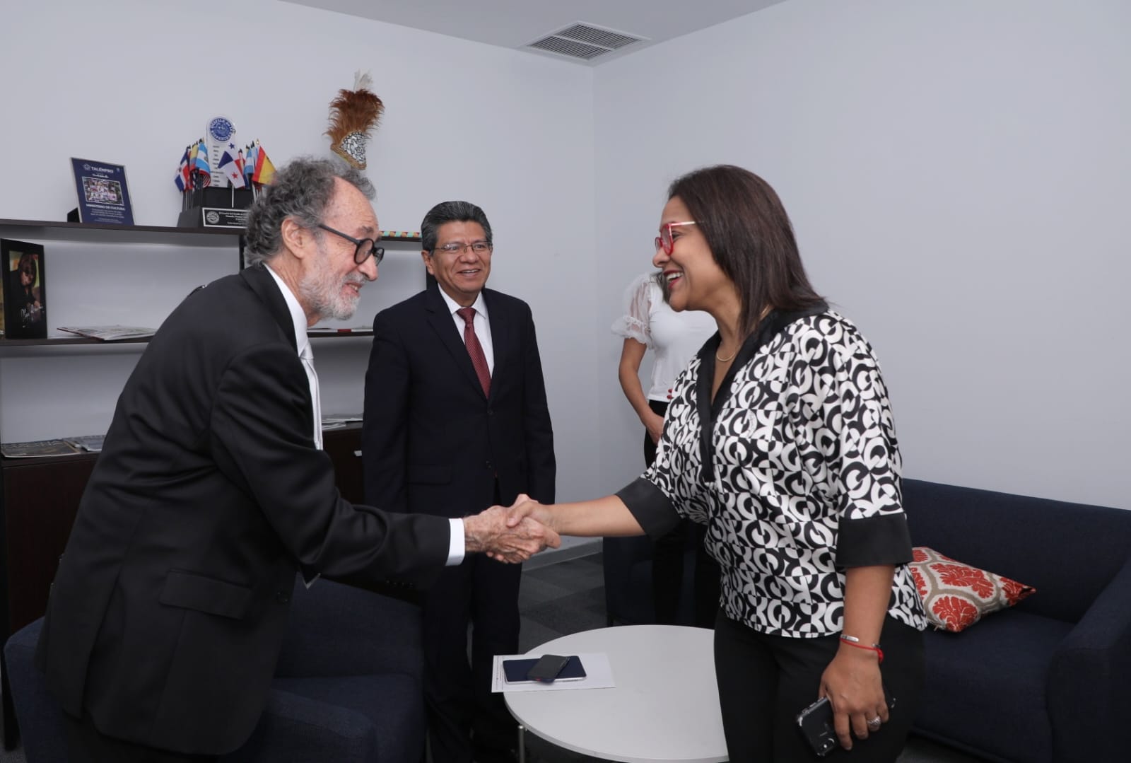 < strong > Minister of Culture welcomes new ambassador from Mexico to Panama, Alejandro Bichir < / strong >