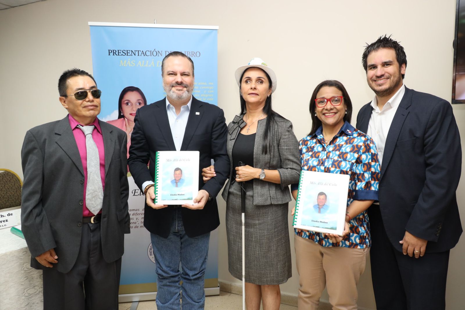< strong > They present the book "Beyond heaven" by Elodia Muñoz < / strong >