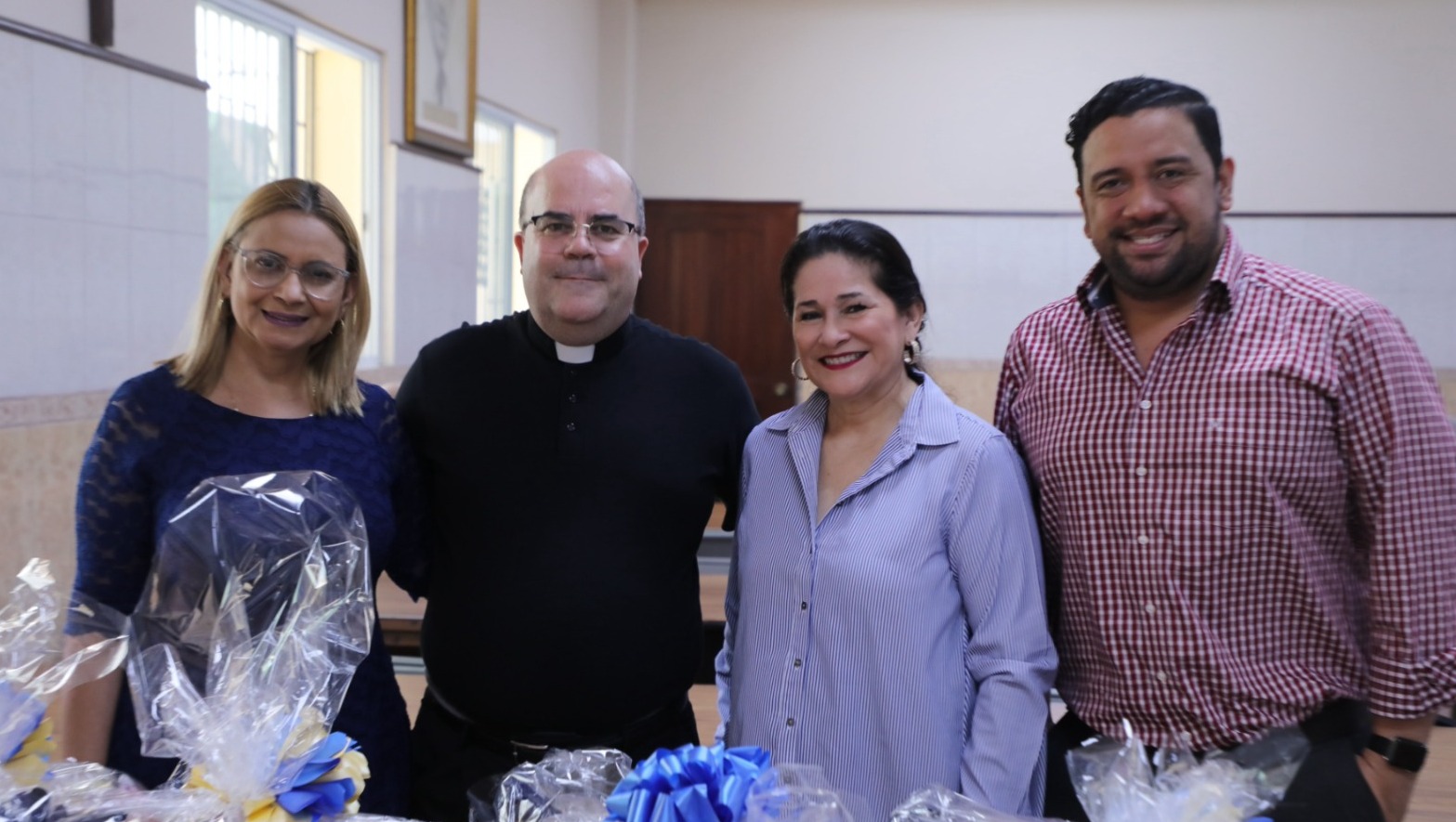 < strong > MiCultura donates food to Home of the Elderly < / strong >