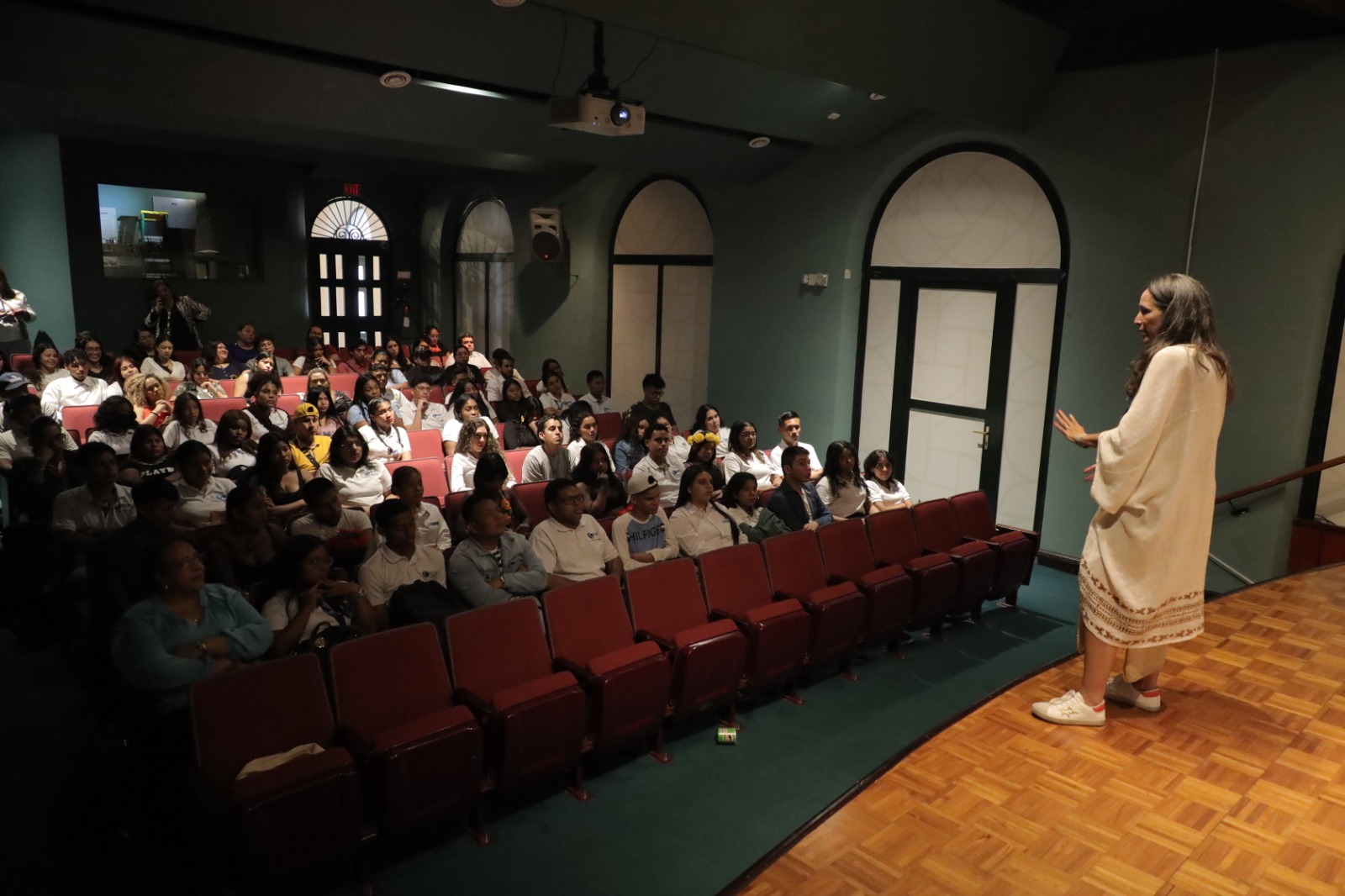 < strong > Writer Simancas invites young people to believe their goals and dreams < / strong >