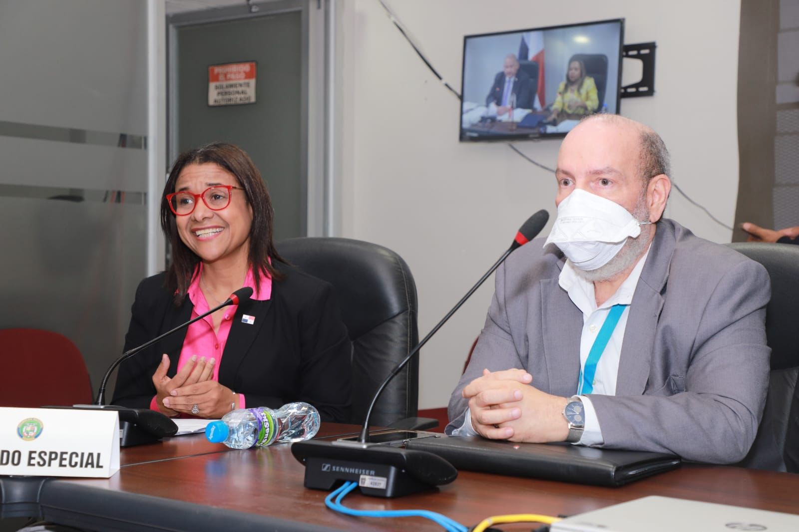 < strong > They approve party moves to advance at TransStatic Colonial Roads and the Colón's Center for Art and Culture < / strong >