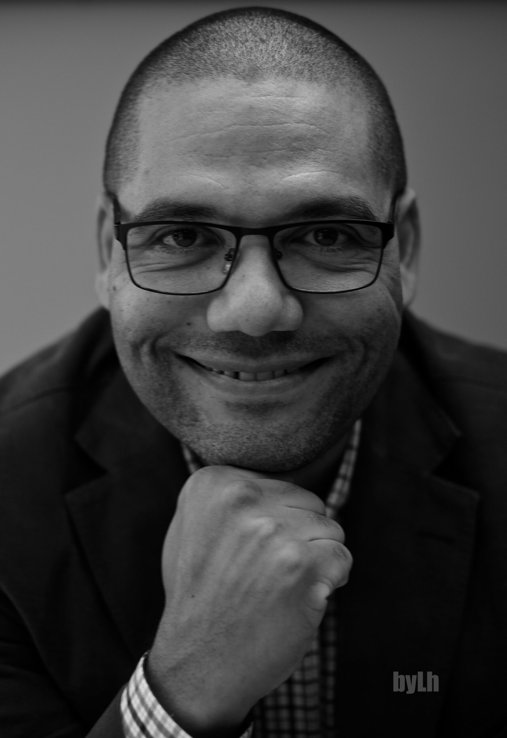 < strong > Pedro Crents Castro wins Literature Review Award < / strong >