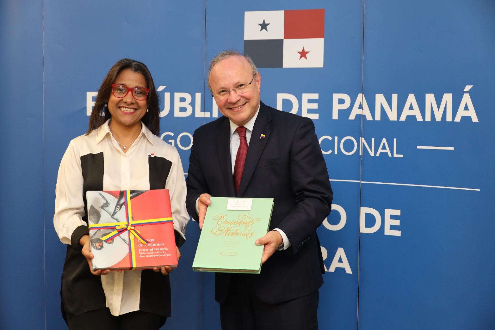< strong > Minister of Culture receives a courtesy visit to Colombia's ambassador to Panama < / strong >