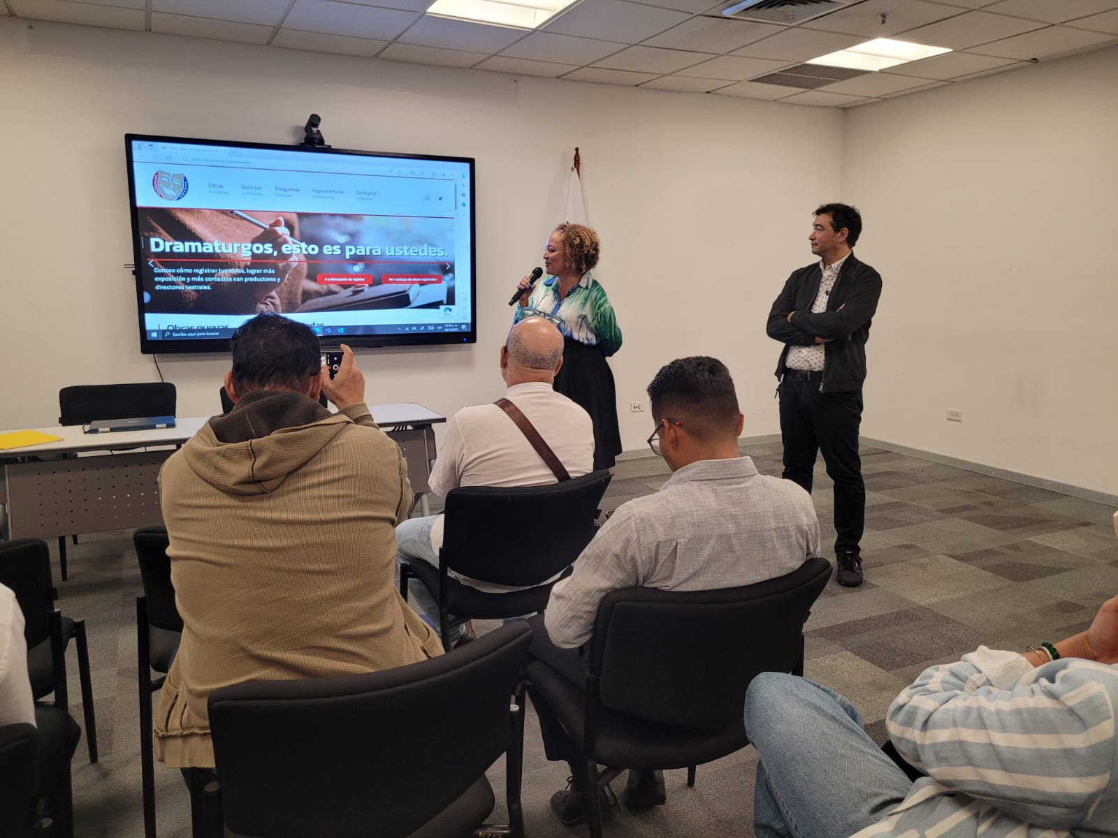 < strong > They have a digital platform to visualize the Panamanian dramaturia < / strong >