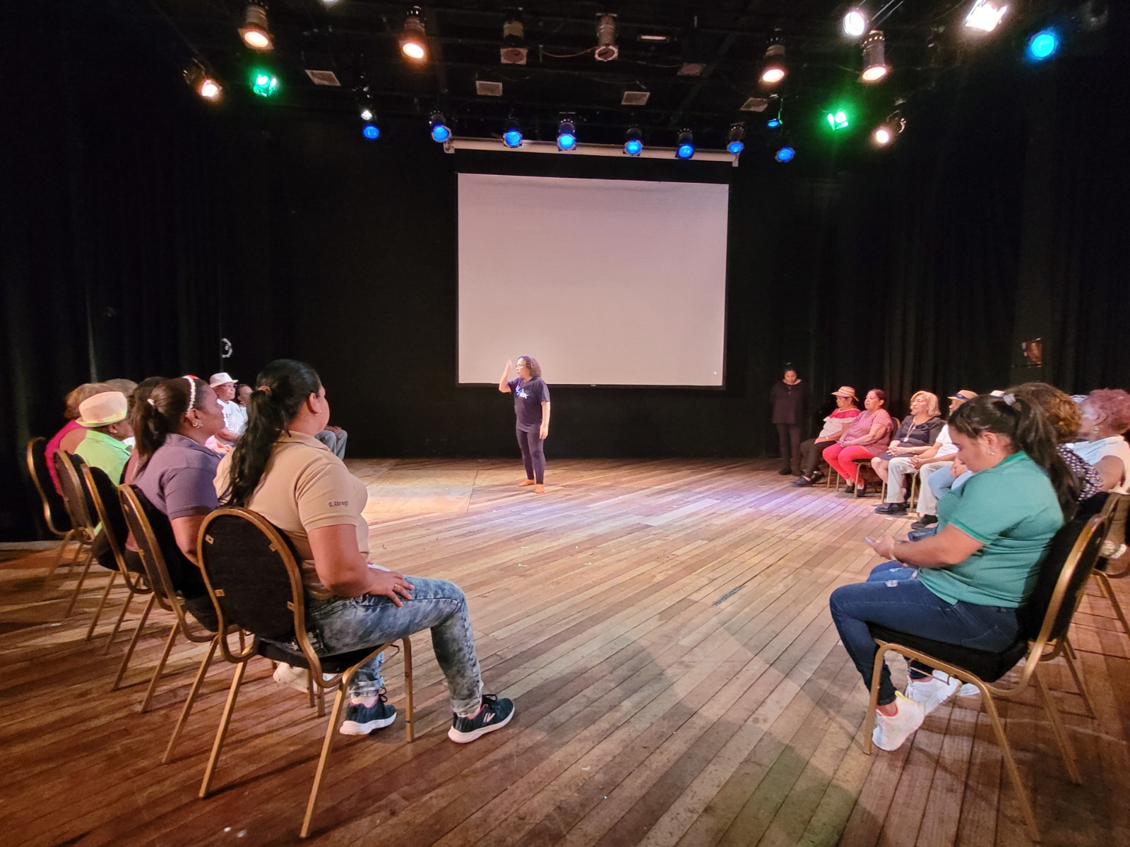 < strong > Juan Díaz's older adults get performance and scene construction techniques < / strong >
