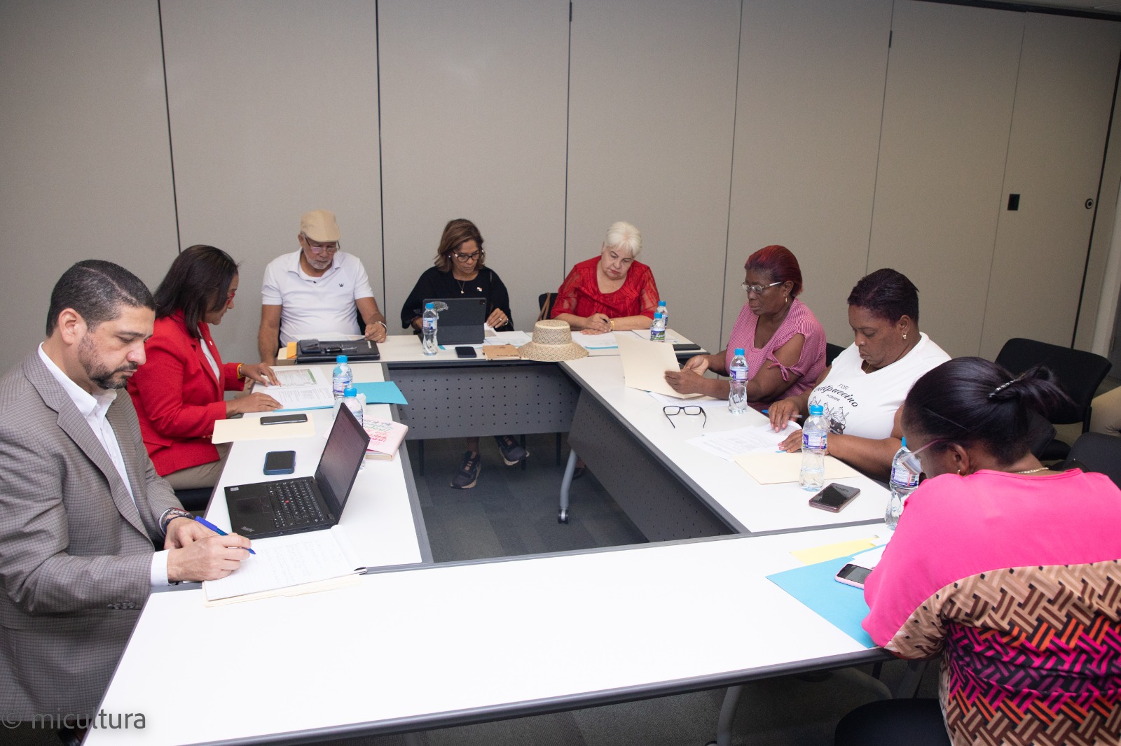 < strong > Board of Directors at the pollera congo Festival Board coordinates actions for next meeting in April 2024 < / strong >