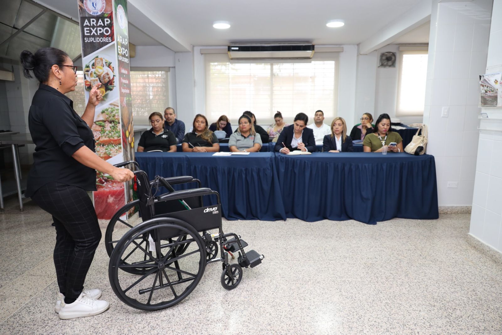< strong > Restaurants partners prepare to provide better service for people with disabilities < / strong >