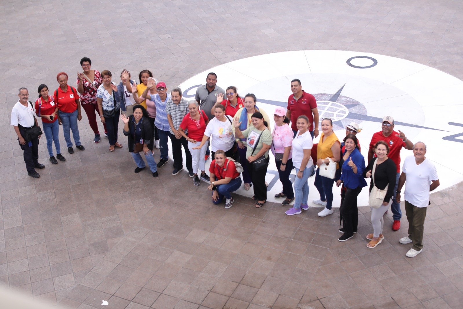 < strong > Roads of Art program leads older adults to get to know the attractions of the Palacio Bolívar < / strong >