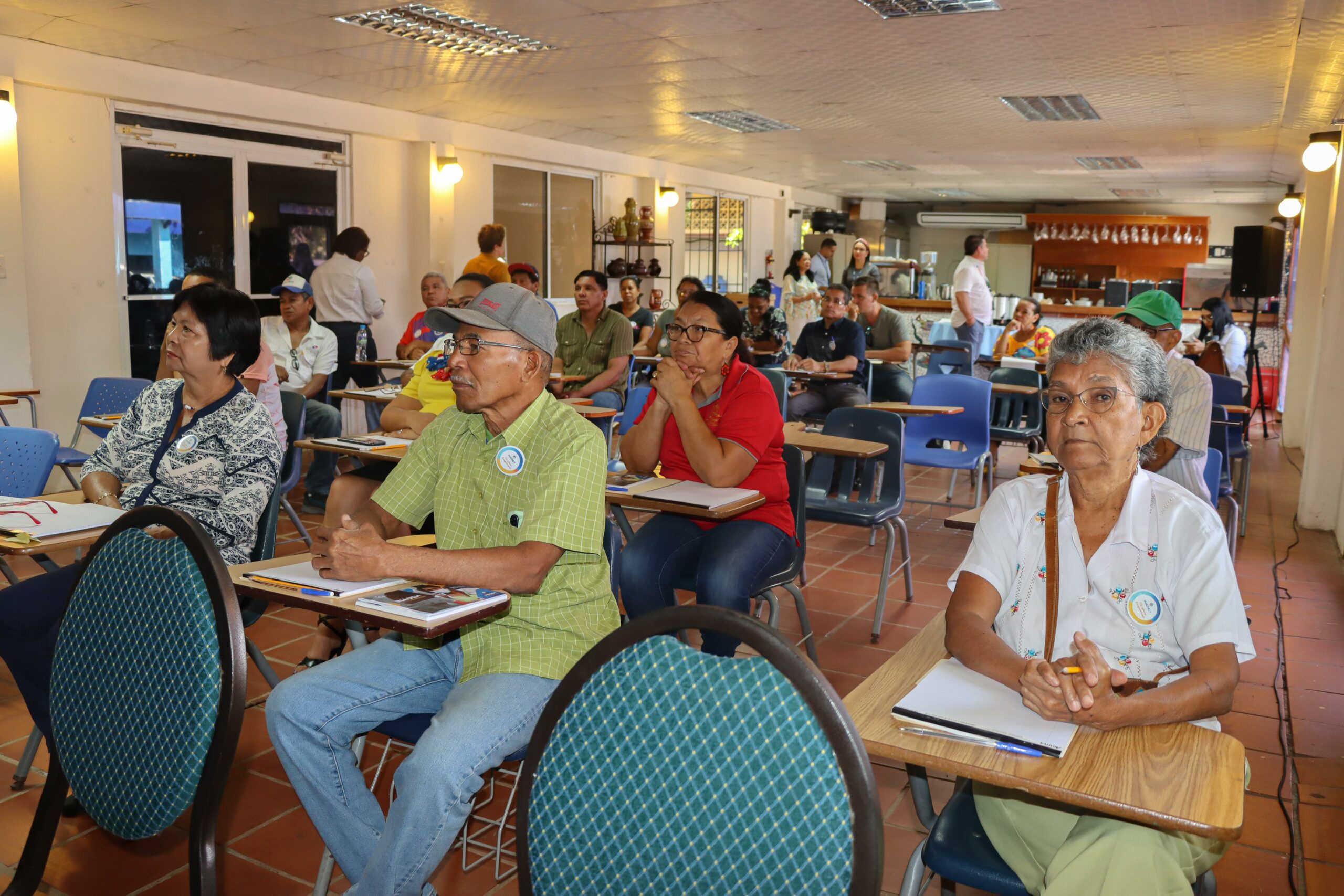 In co-work between MiCultura and Inadeh start training training for artisan and teacher at Chitre, Herrera