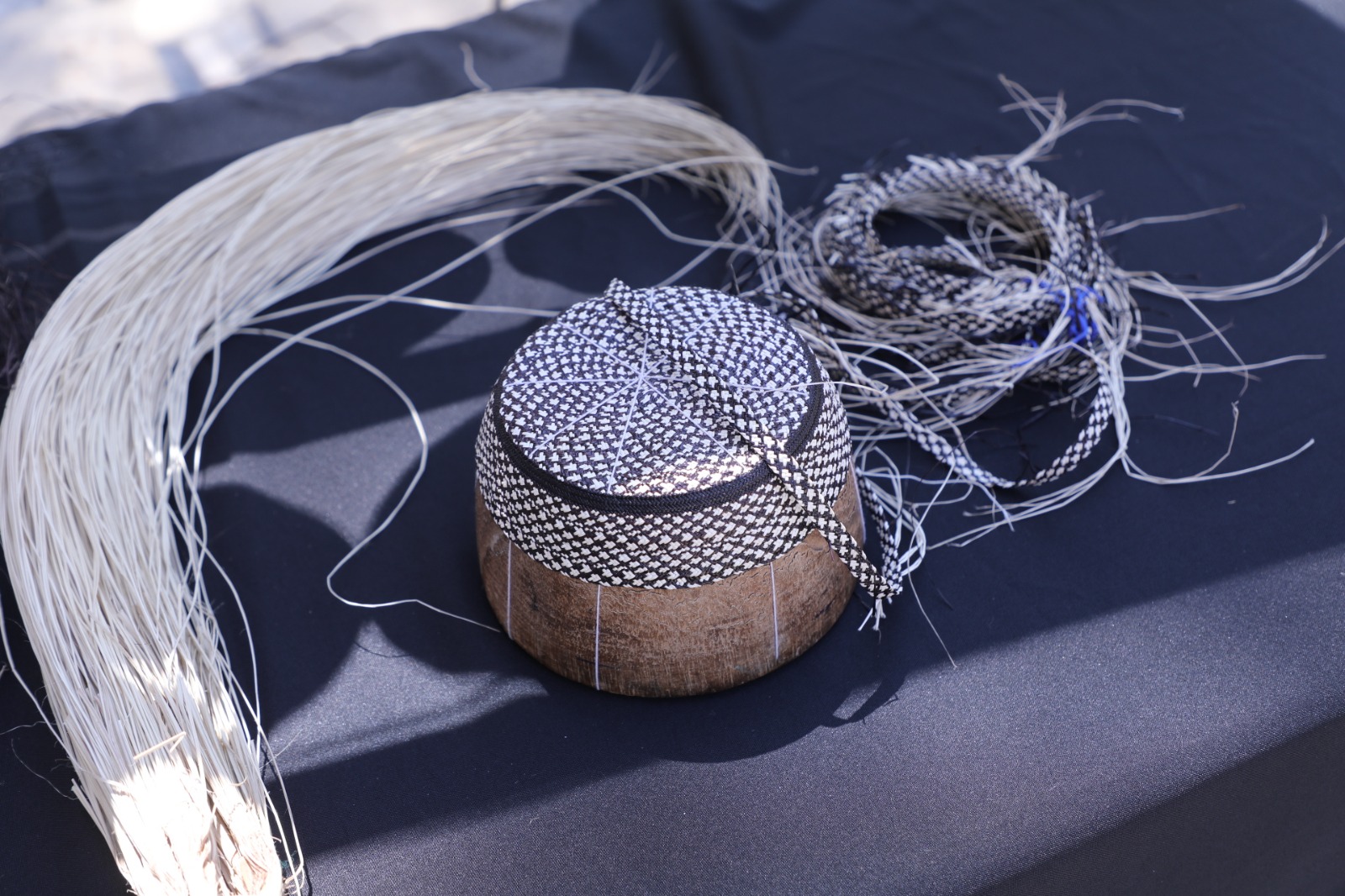 Handicrafts of La Pintada explain to journalists the process of deconfecting the pint 'or
