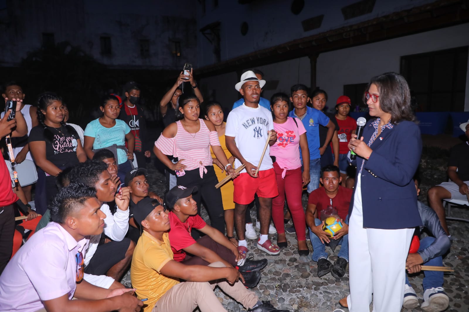 < strong > NGÄBE BULLE STUDIANTS AMPLIANTS ON THE HISTORY and CULTURE OF PANAMA < / strong >