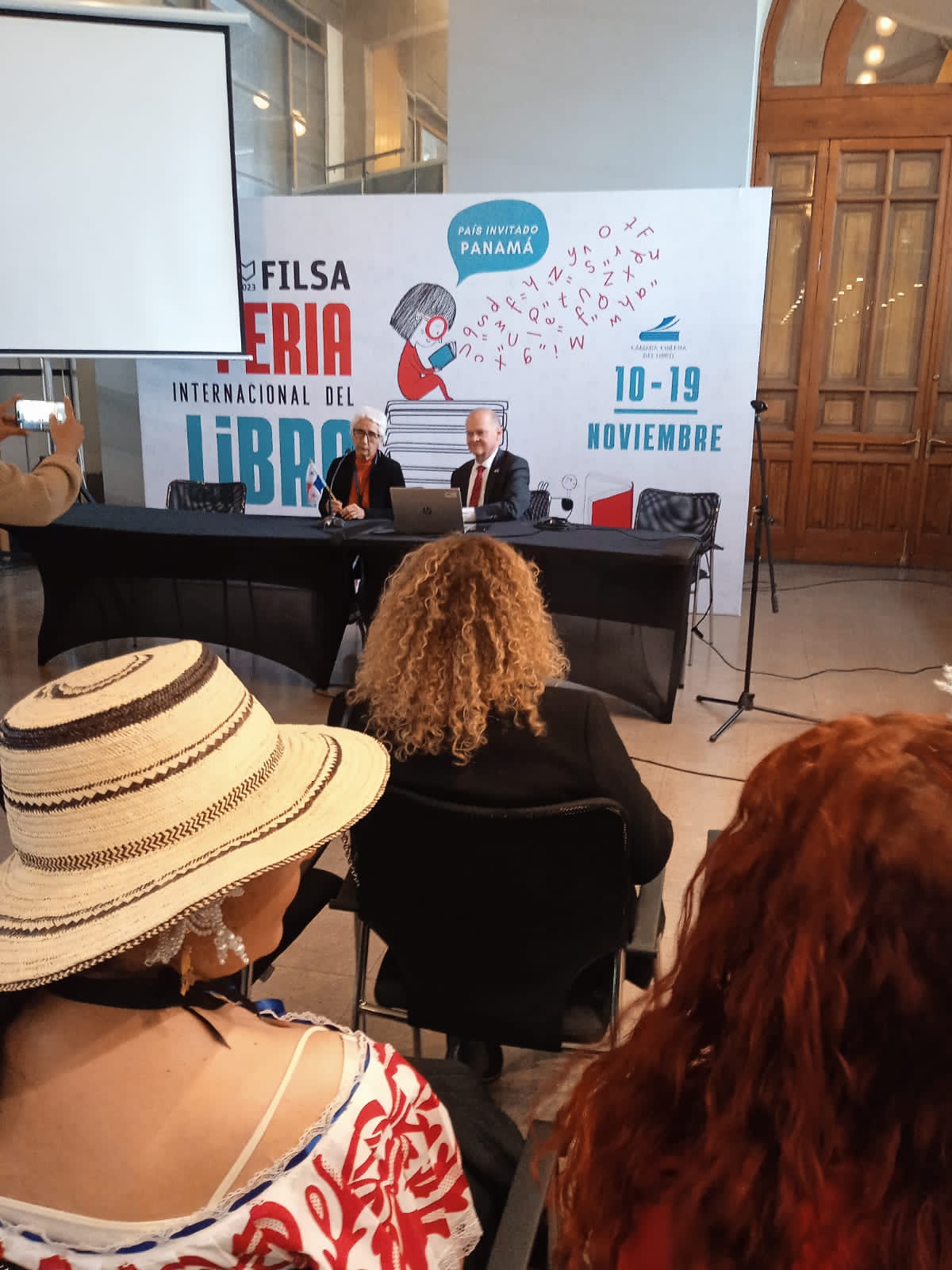 < strong > Panama shows its literary collection in Chile < / strong >