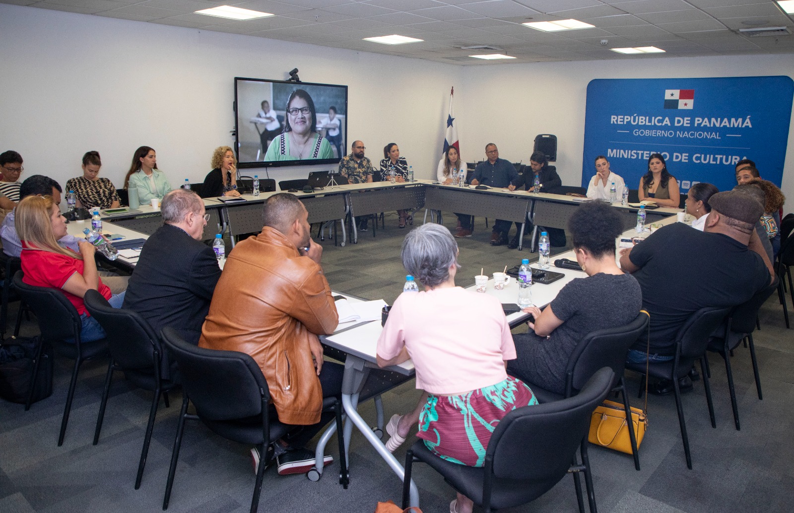 < strong > Minister of Culture dialogues with artists, producers and managers of creative and cultural industries < / strong >