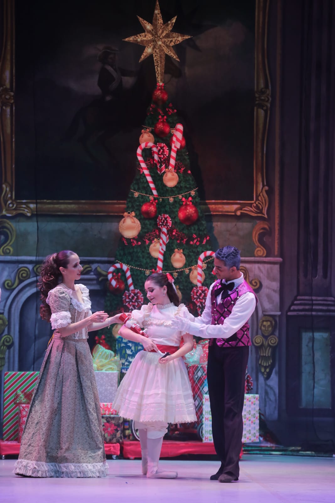 < strong > National Ballet celebrates Christmas with Nipples < / strong >