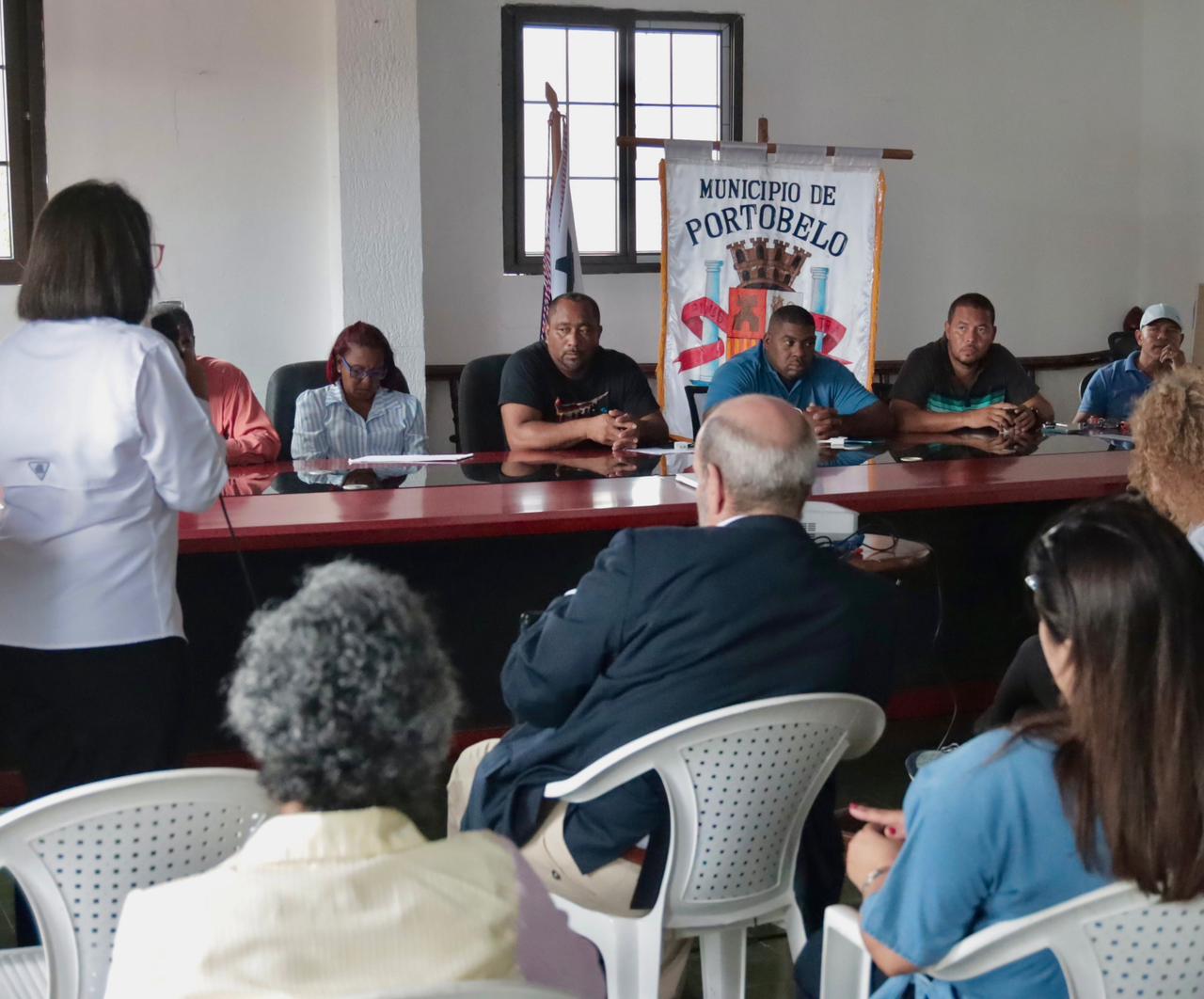 < strong > MiCultura reports the Family Resettlement Plan to local authorities at Portobelo. < / strong >