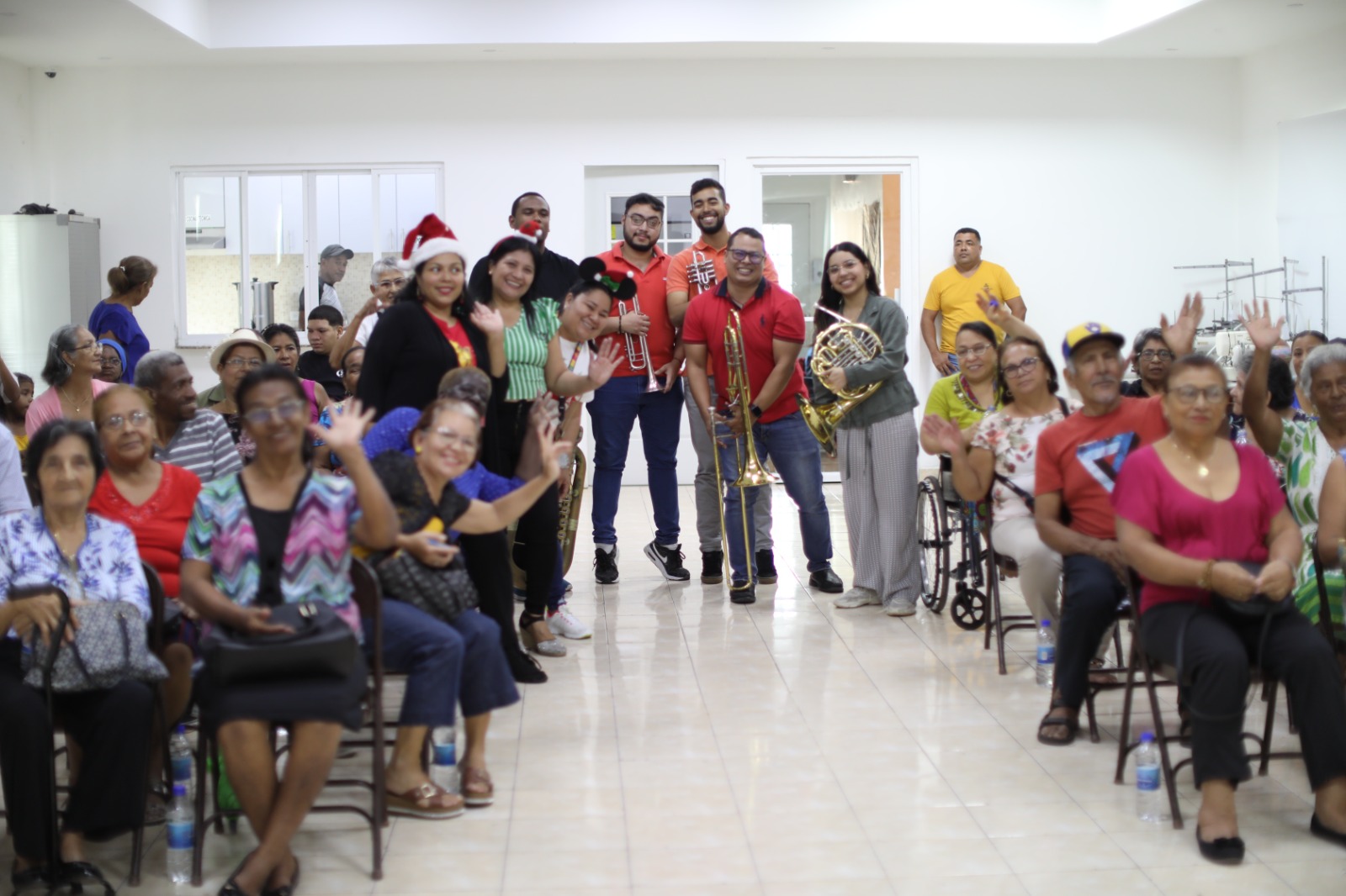 < strong > More than 150 older adults get hold of the art and culture path < / strong >