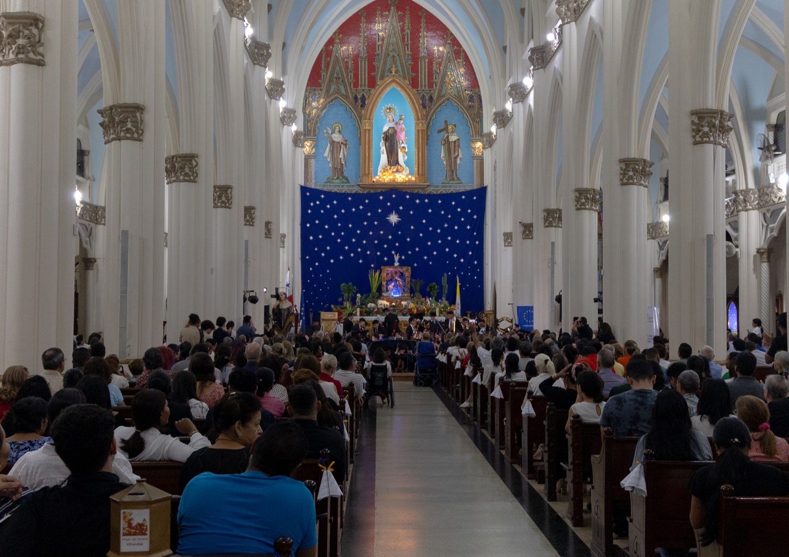 < strong > Christmas notes from the Orchestra Network adorns the Church of Carmen < / strong >