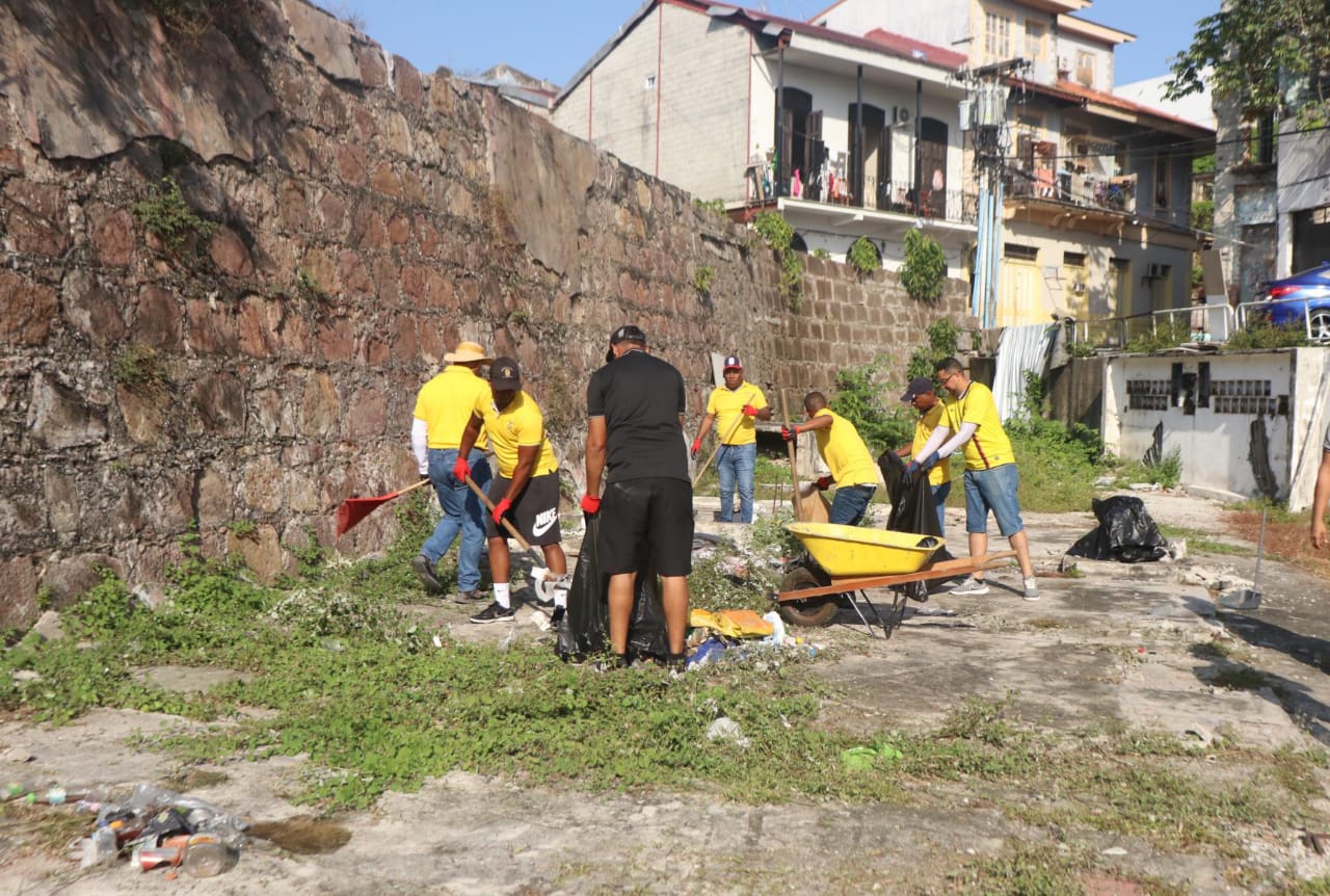 More volunteers join the project we care about the land and the monuments of the Casco