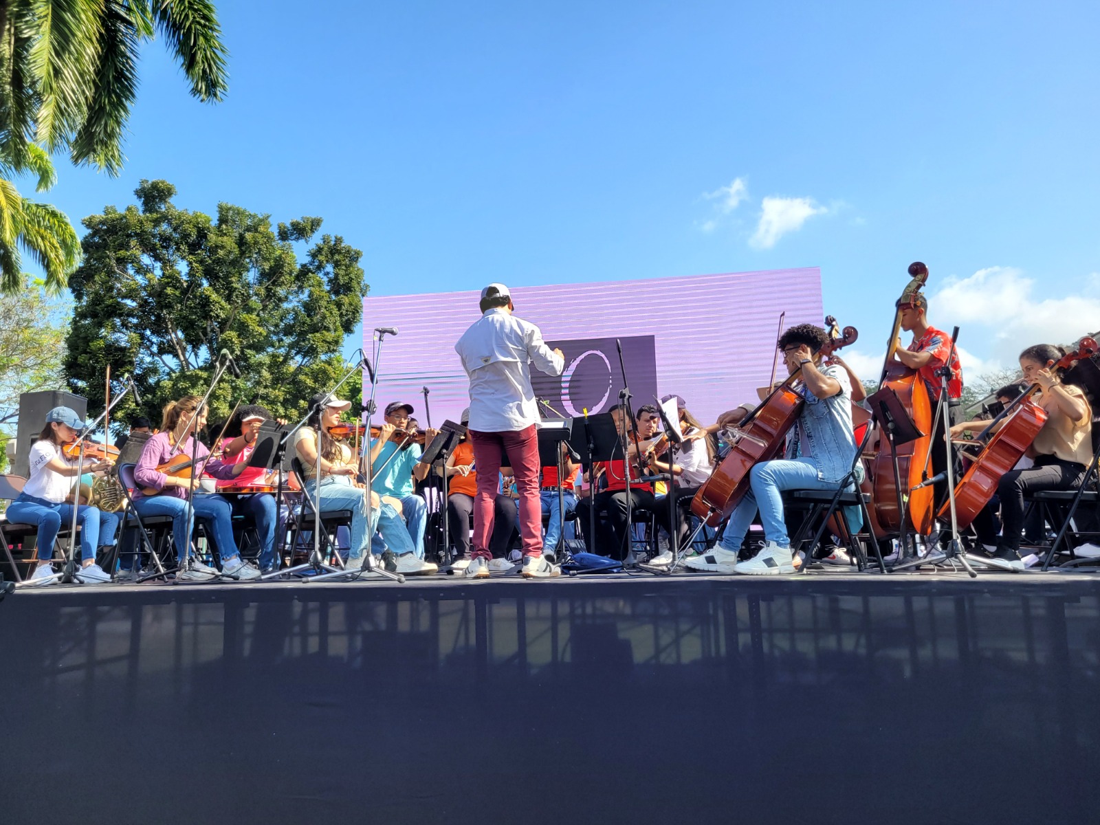 Red de Orquestas pinta de notas musicales taller de Olga Sinclair