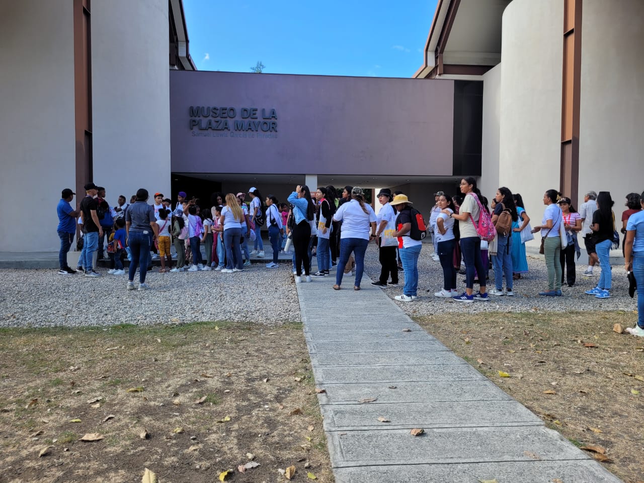 < strong > Children from different communities will benefit from the "Let's play at El Casco" program < / strong >